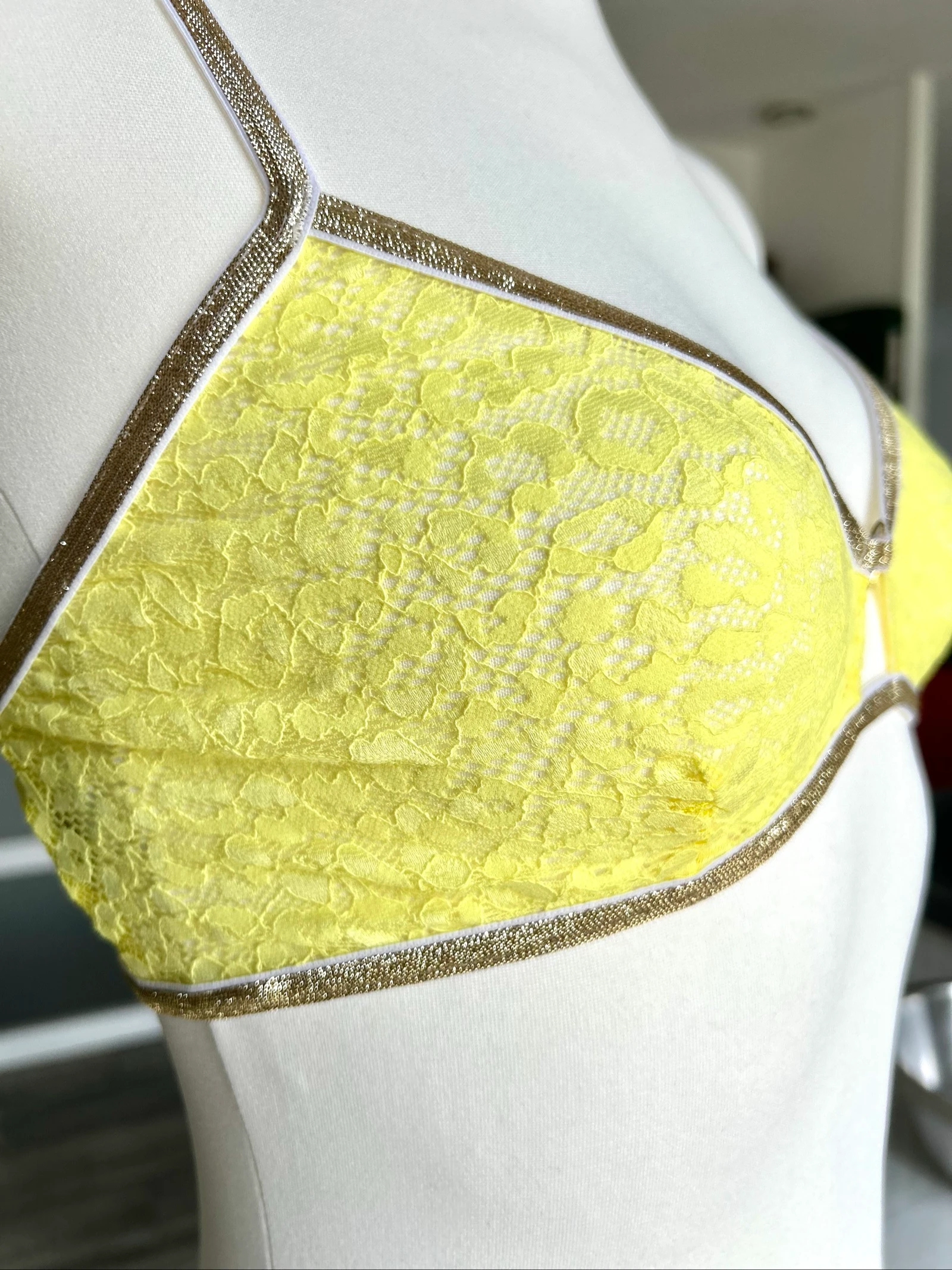 Conjunto de lingerie sutiã e tanga amarelo e dourado em poliamida La Nouvelle – photo 7
